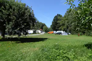 Naturcampingplatz Perlbach - Standplatzwiese auf dem Campingplatz