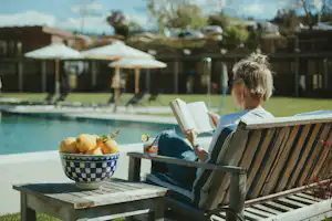 Camping Tisens Naturcaravanpark Tisens - Camperin entspannt sich auf der Liegewiese