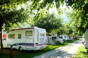 Naturcaravanpark Tisens - Wohnwagen- und Zeltstellplatz zwischen Bäumen auf dem Campingplatz