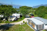 Naturcaravanpark Tisens - Wohnwagen und Zelte mit Blick auf die Berge