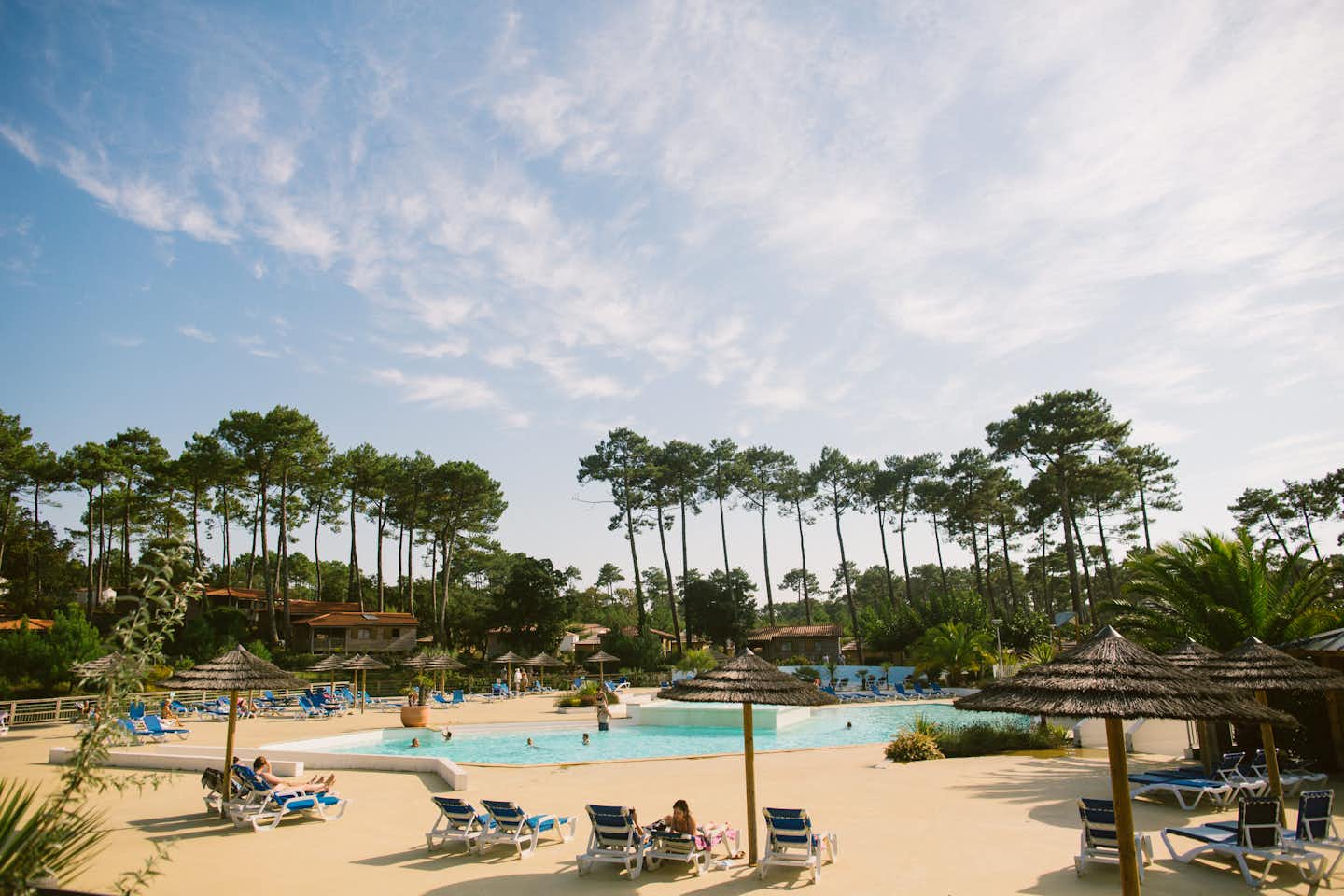 Naturéo Seignosse - Campingplatz mit Pool, Liegestühlen und Sonnenschirmen