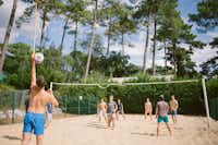 Naturéo Seignosse - Gäste spielen auf dem Beachvolleyballfeld beim Campingplatz