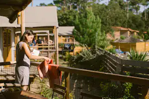 Naturéo Seignosse - Gast auf der Veranda eines Ferienhauses