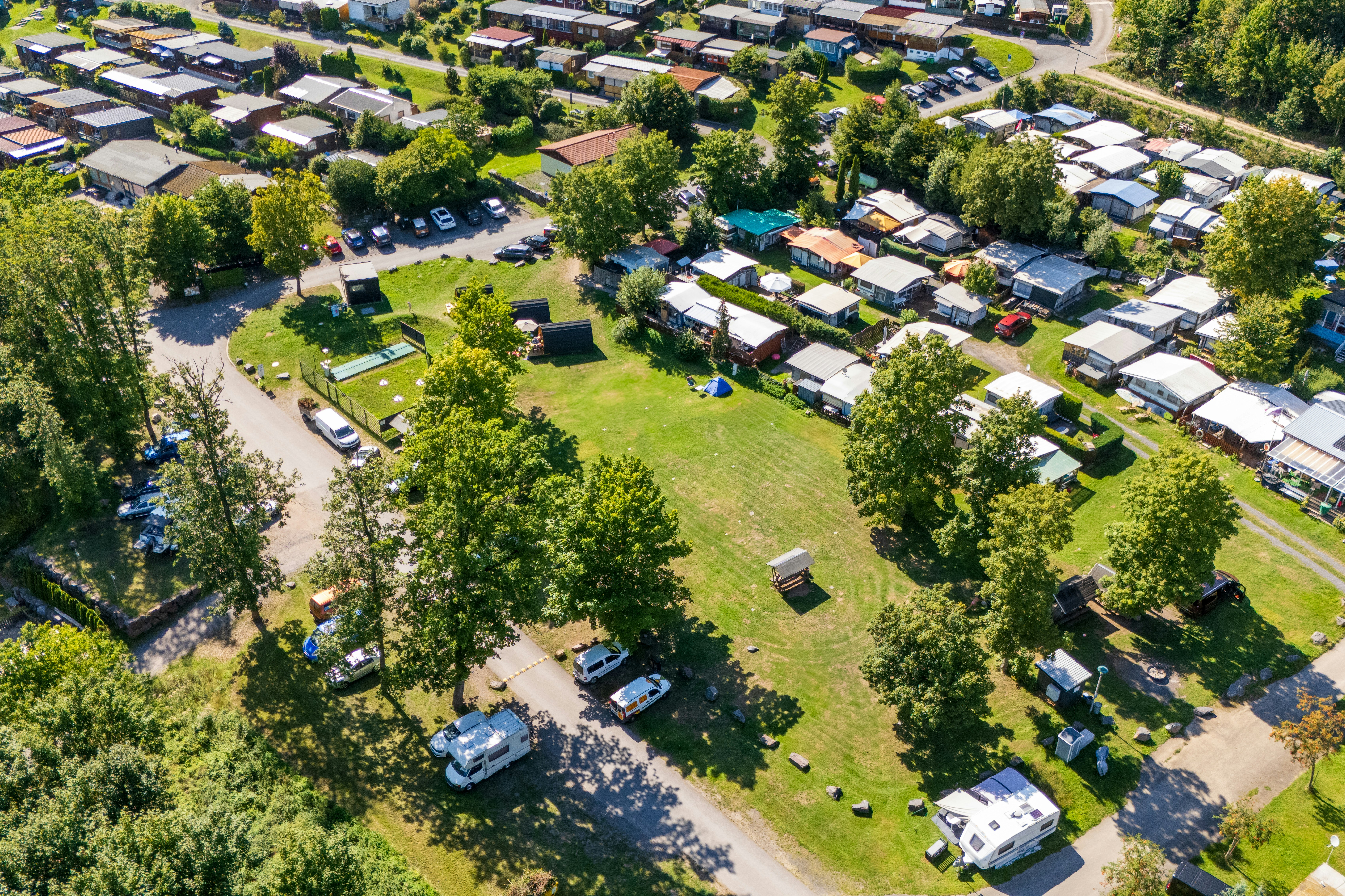 Naturerholungsgebiet Portenschmiede - Luftansicht auf die Zeltwiese am Badestrand mit Feuerstelle, Grillstelle und Abwaschbereich