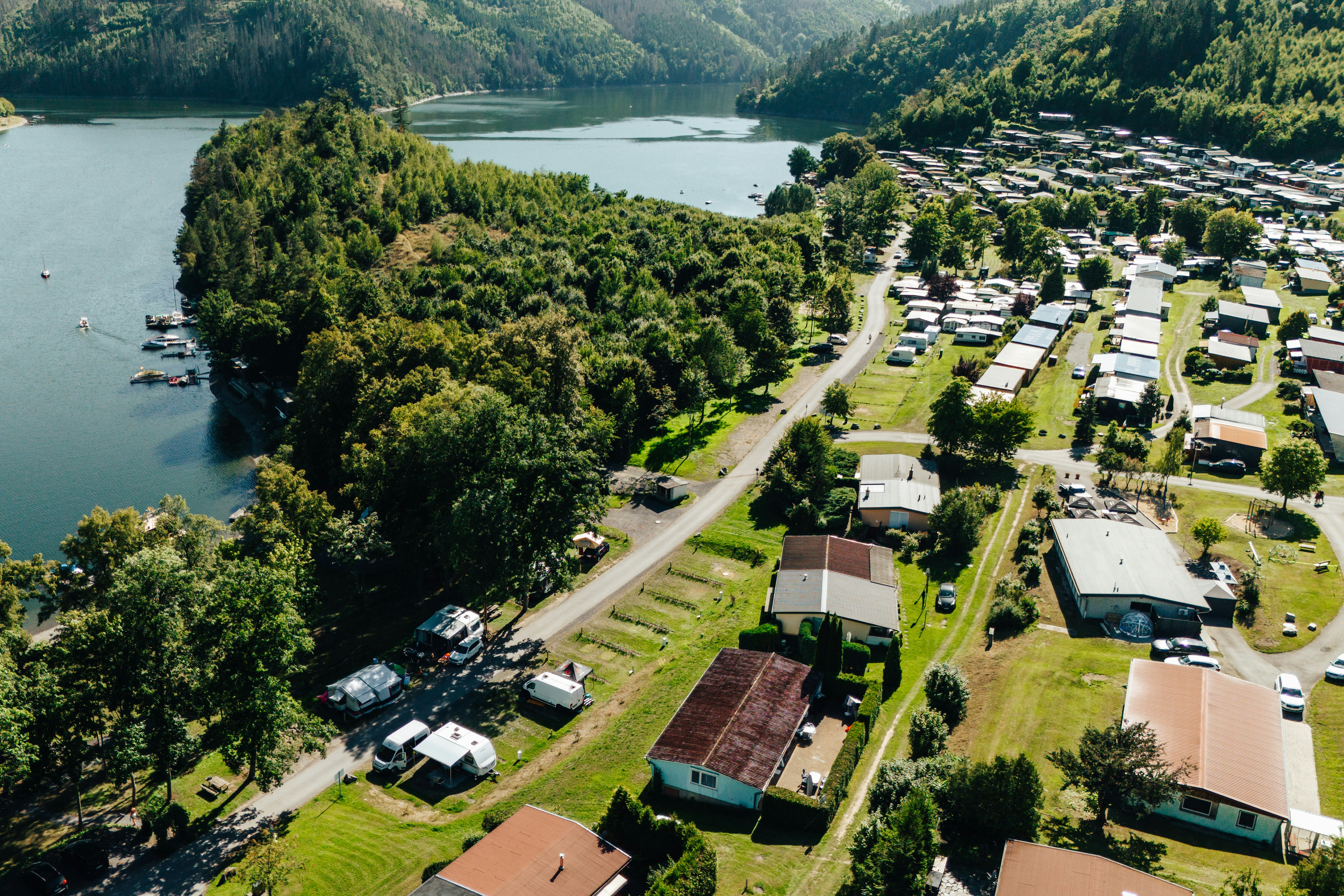 Naturerholungsgebiet Portenschmiede- Teil der Caravan- Stellplätze - teilweise mit direktem Wasserblick unter Bäumen und Zugang zum Wasser