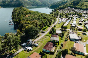Naturerholungsgebiet Portenschmiede- Teil der Caravan- Stellplätze - teilweise mit direktem Wasserblick unter Bäumen und Zugang zum Wasser