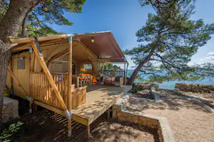 Naturist Camp Baldarin - Glampingzelt auf dem Campingplatz mit Blick auf das Meer