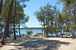 Naturist Camp Baldarin - Leere Stellplätze am Meer auf dem Campingplatz