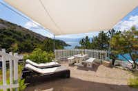 Naturist Camping Bunculuka  - Terrasse vom Mobilheim mit Liegestühlen, Esstisch und Blick auf das Mittelmeer