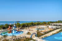 Naturist Camping Istra  -  Luftaufnahme vom Pool auf dem Campingplatz in der Nähe vom Meer