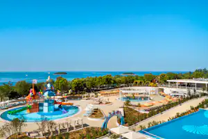 Naturist Camping Istra - Luftaufnahme vom Pool auf dem Campingplatz in der Nähe vom Meer