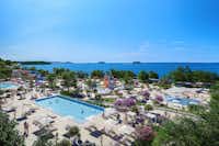 Naturist Camping Istra  -  Luftaufnahme vom Poolbereich auf dem Campingplatz an der Adria