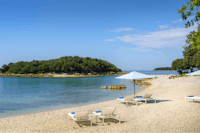 Naturist Camping Istra  -  Strand vom Campingplatz mit Sonnenschirmen und Liegestühlen am Adriatischen Meer