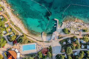 Naturist Solaris Camping Resort - Luftaufnahme des Campingplatzes am Strand