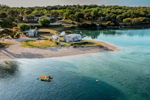 Naturist Solaris Camping Resort - Luftaufnahme des Strandes
