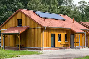 Naturisten FamilienSport- und NaturCamp Sonnensee - Außenansicht des Sanitärgebäudes