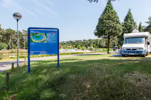 Naturistisch Recreatiepark Elsendorp - Einfahrt vom Campingplatz entlang vom Stellplatz