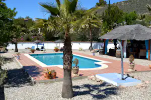 Naturistische Natuur Camping El Zorro - Blick auf den Pool auf dem Campingplatz