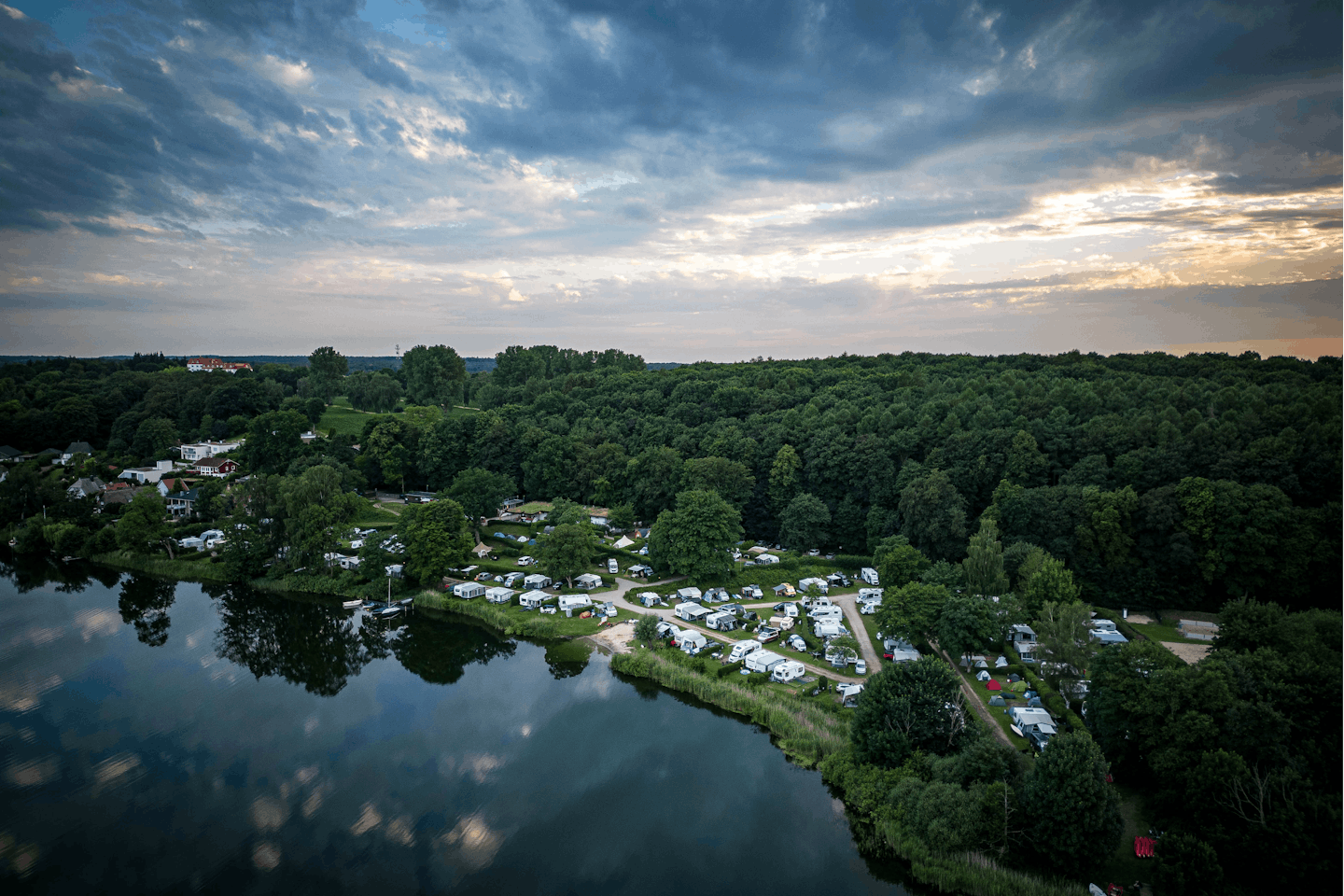 Naturpark-Camping Prinzenholz - Luftaufnahme des Campingplatzgeländes am Ufer des Sees