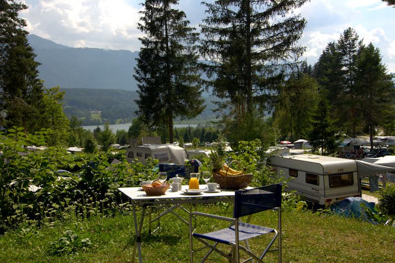 Naturpark Schluga Seecamping - Frühsück auf dem Campingplatz mit Blick auf die Berge und den Presseggersee