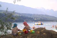 Naturpark Schluga Seecamping - Gäste spielen am Flussufer