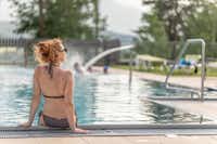 Naturpark Schluga Seecamping - Gast entspannt sich im Pool