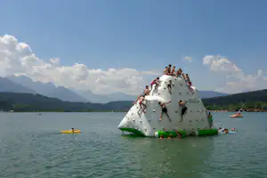 Naturpark Schluga Seecamping - Kinder auf Wasserspielplatz im See vom Campingplatz