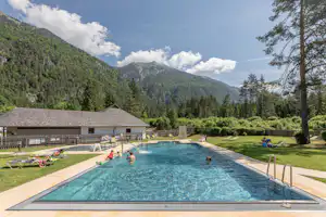 Naturpark Schluga Seecamping - Outdoorpool mit Blick auf die Berge