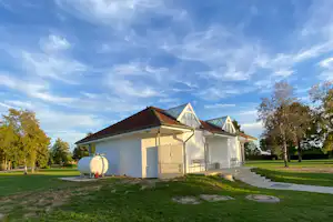 Naturresort Weserinsel - Sanitärgebäude auf dem Campingplatz