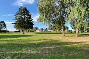 Naturresort Weserinsel - Standplatzwiese auf dem Campingplatz