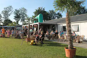 Natuurbad en Camping Engelbert - Restaurant mit Terrasse auf dem Campingplatz