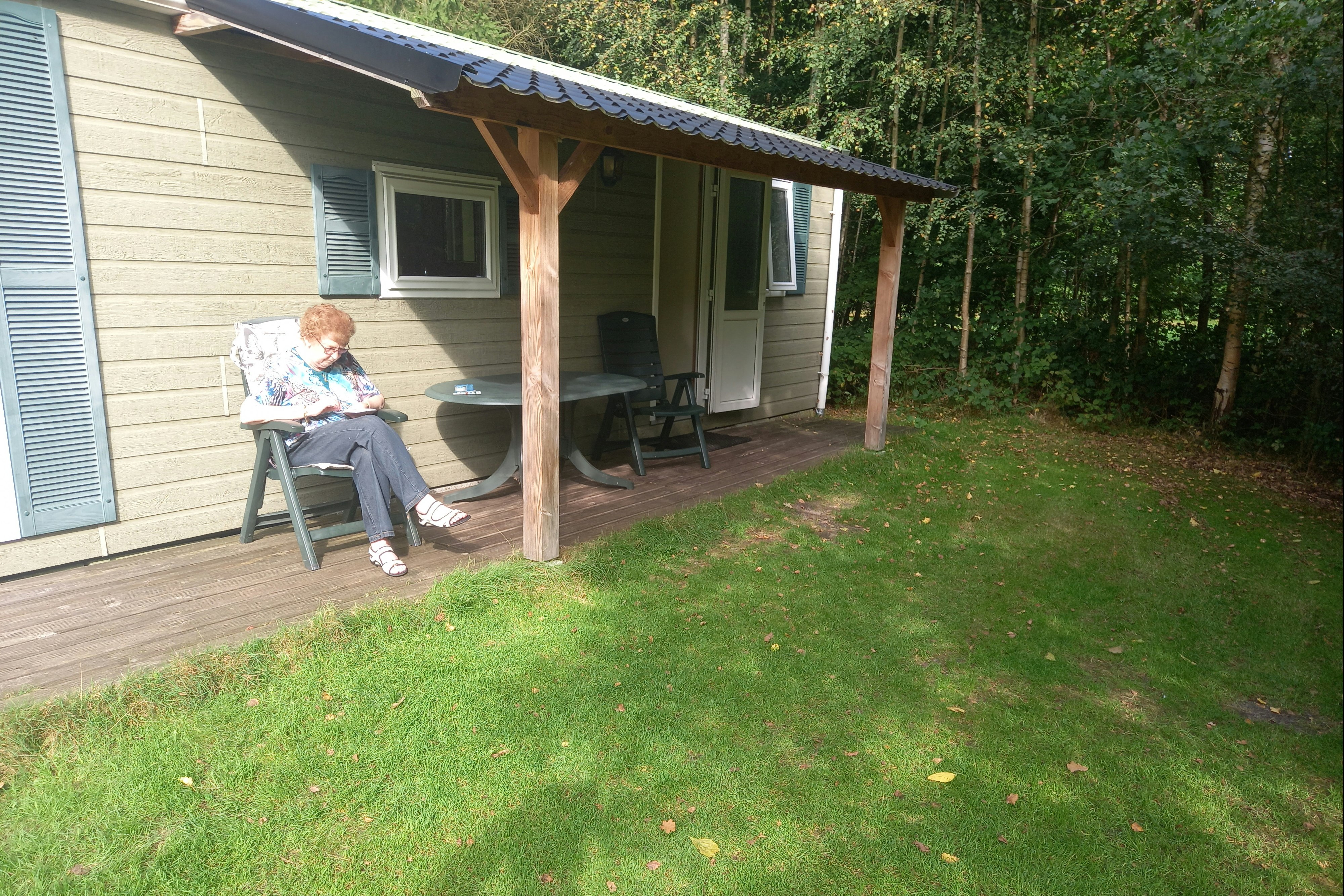 Natuurcamping Eelerberg  - Mobilheim mit Terrasse auf dem Campingplatz