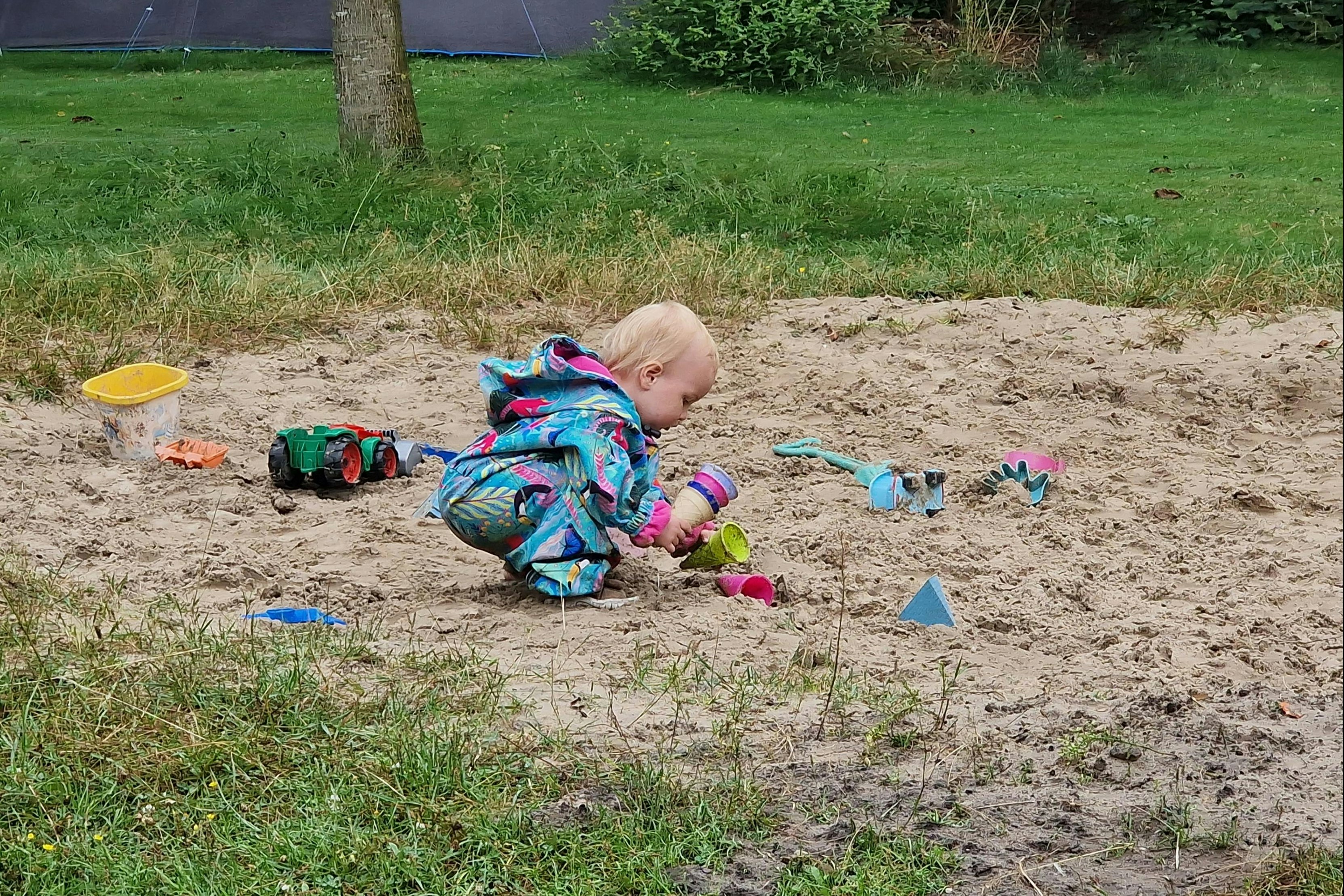 Natuurcamping Eelerberg - Kind beim Spielen im Sandkasten