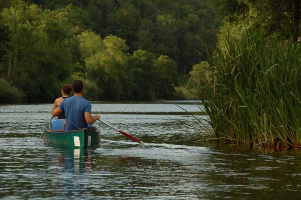 Natuurcamping Vive la Vie - Gäste beim Kanufahren auf dem Fluss