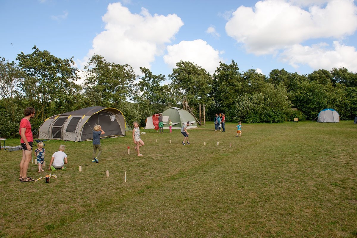 Natuurkampeerterrein Aaster Uiltje - Kinder spielen auf der Standplatzwiese auf dem Campingplatz