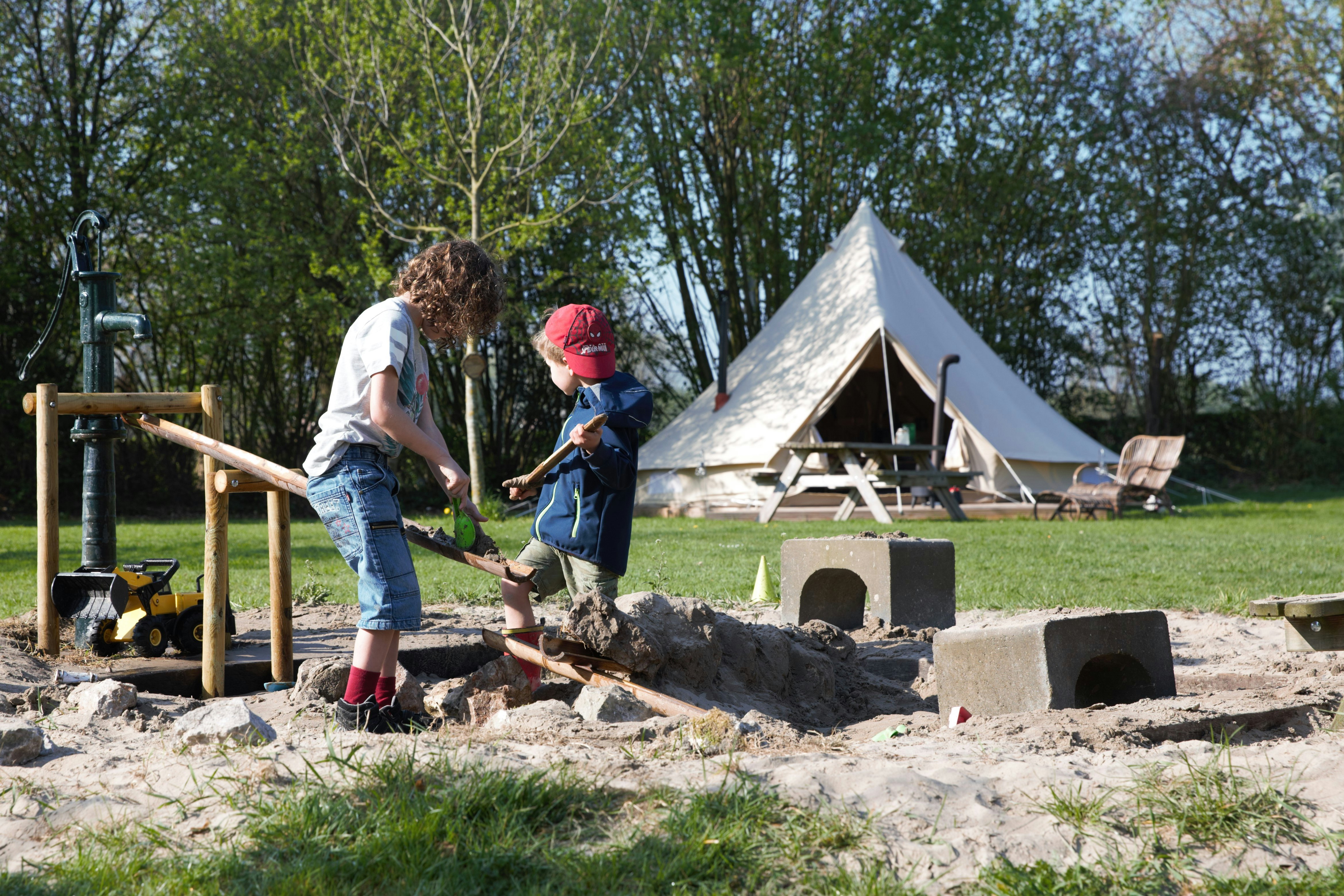 Natuurkampeerterrein De Haverkamp - Spielplatz neben Glamping-Zelt