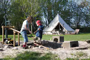 Natuurkampeerterrein De Haverkamp - Spielplatz neben Glamping-Zelt