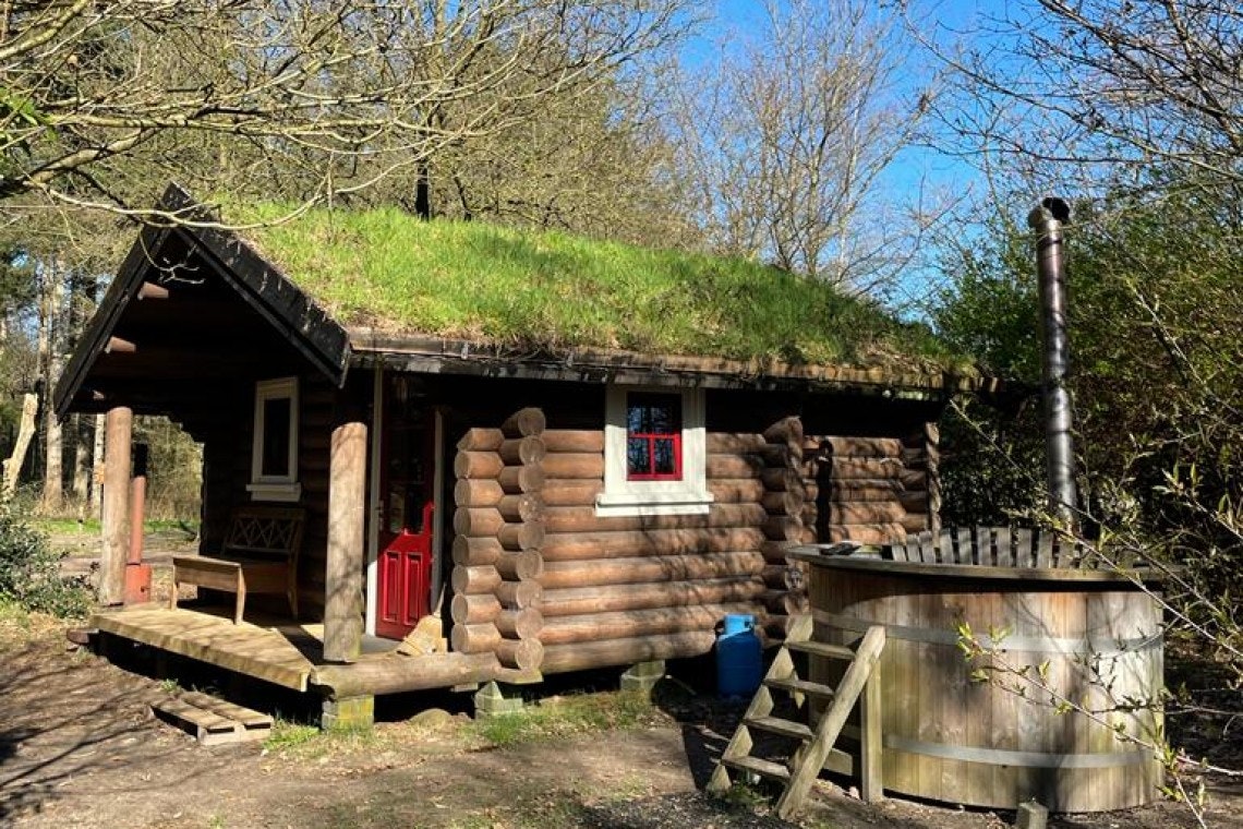 Natuurkampeerterrein De Klashorst - Mobilheim-Holzhütte mit eigenem Badefass