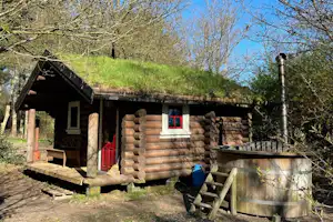 Natuurkampeerterrein De Klashorst - Mobilheim-Holzhütte mit eigenem Badefass