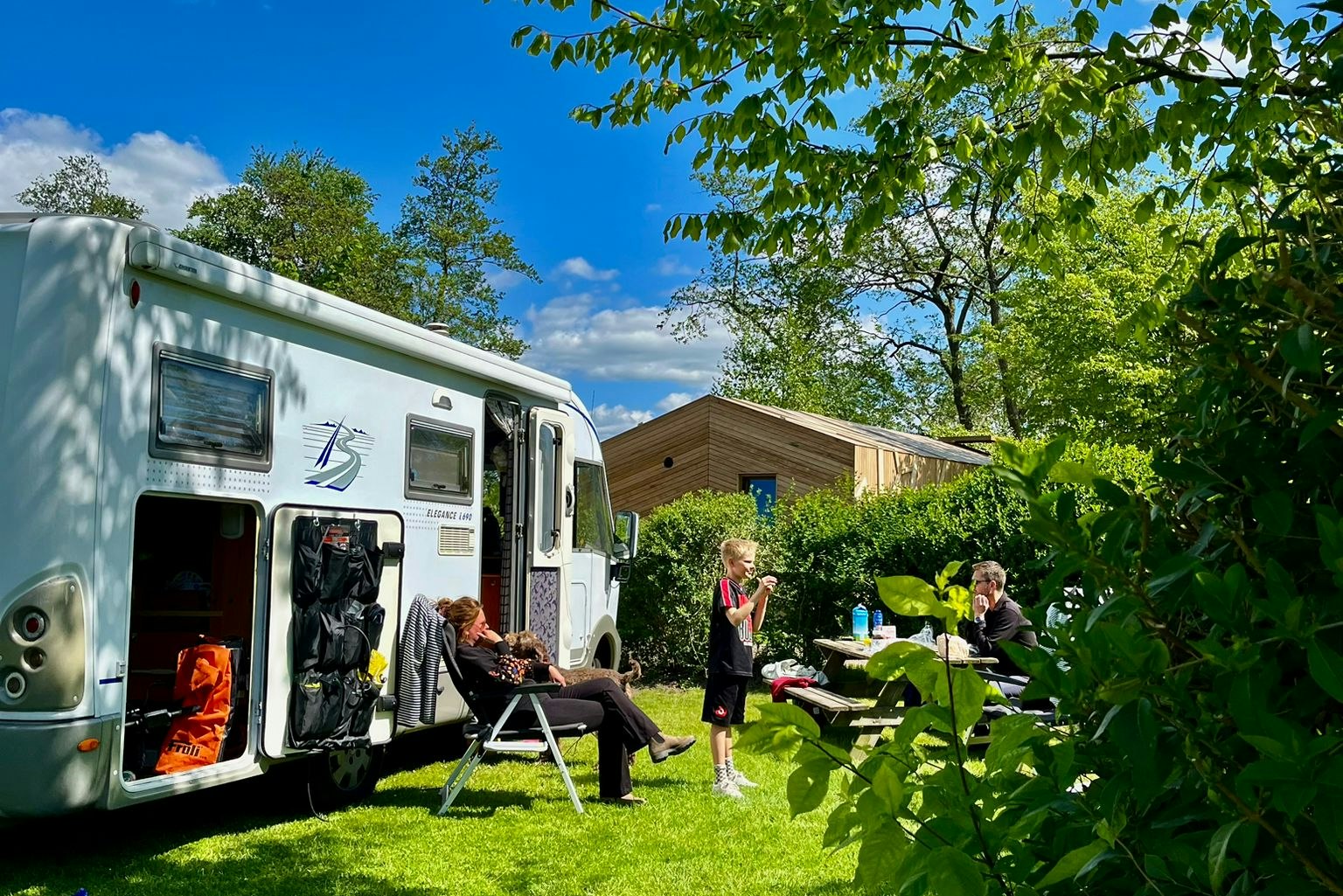 Boetiekpark de Kas  Natuurkampeerterrein De Landerij - Familie auf einem Standplatz im Grünen
