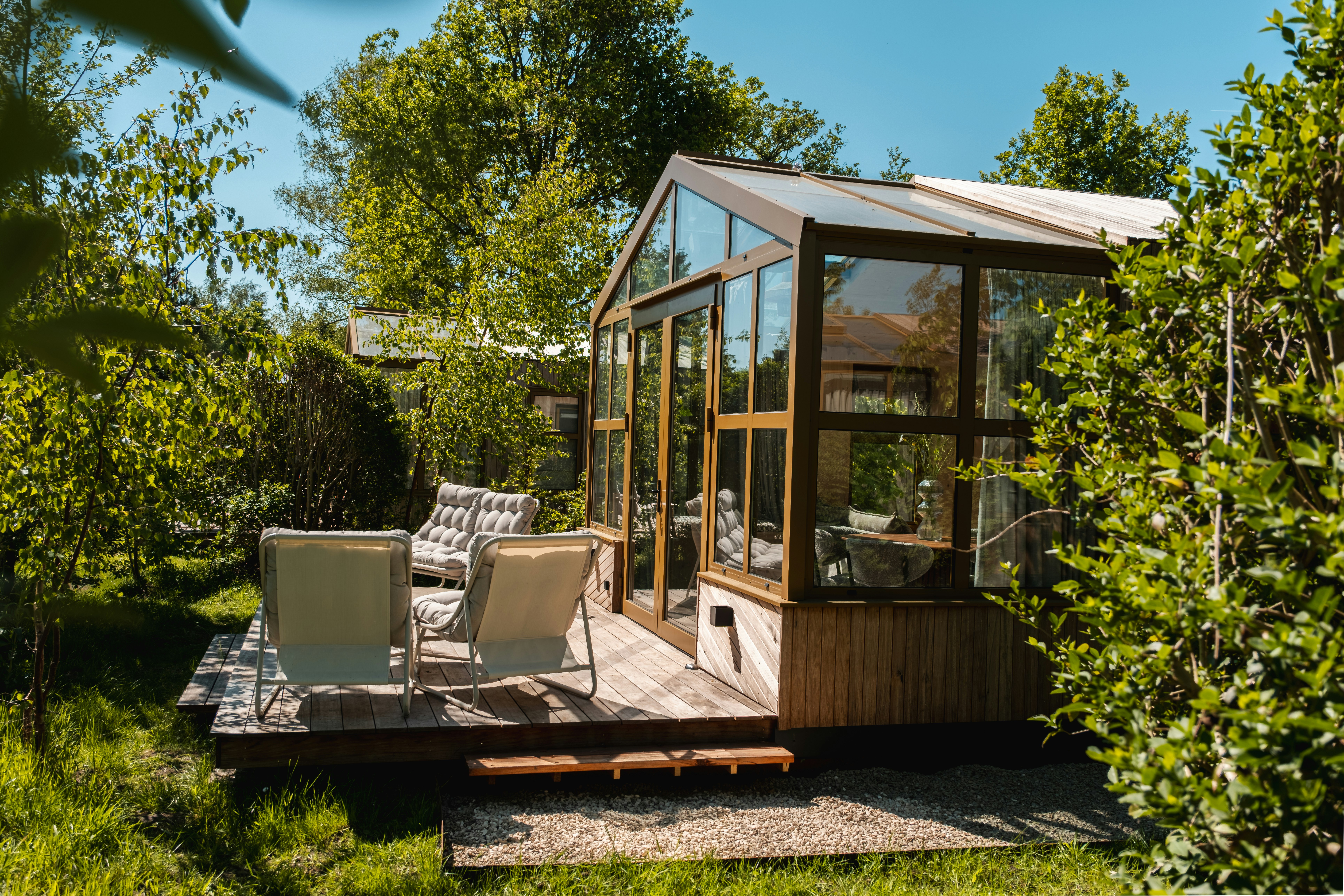 Natuurkampeerterrein De Landerij  - Mobilheim mit Terrasse auf dem Campingplatz