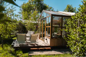 Natuurkampeerterrein De Landerij - Mobilheim mit Terrasse auf dem Campingplatz