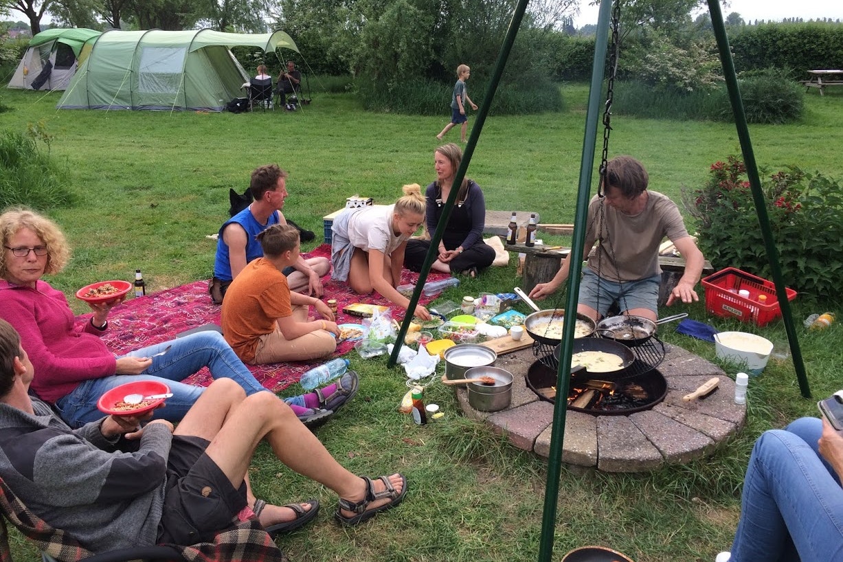 Natuurkampeerterrein De Maasakker - Camper beim Grillen