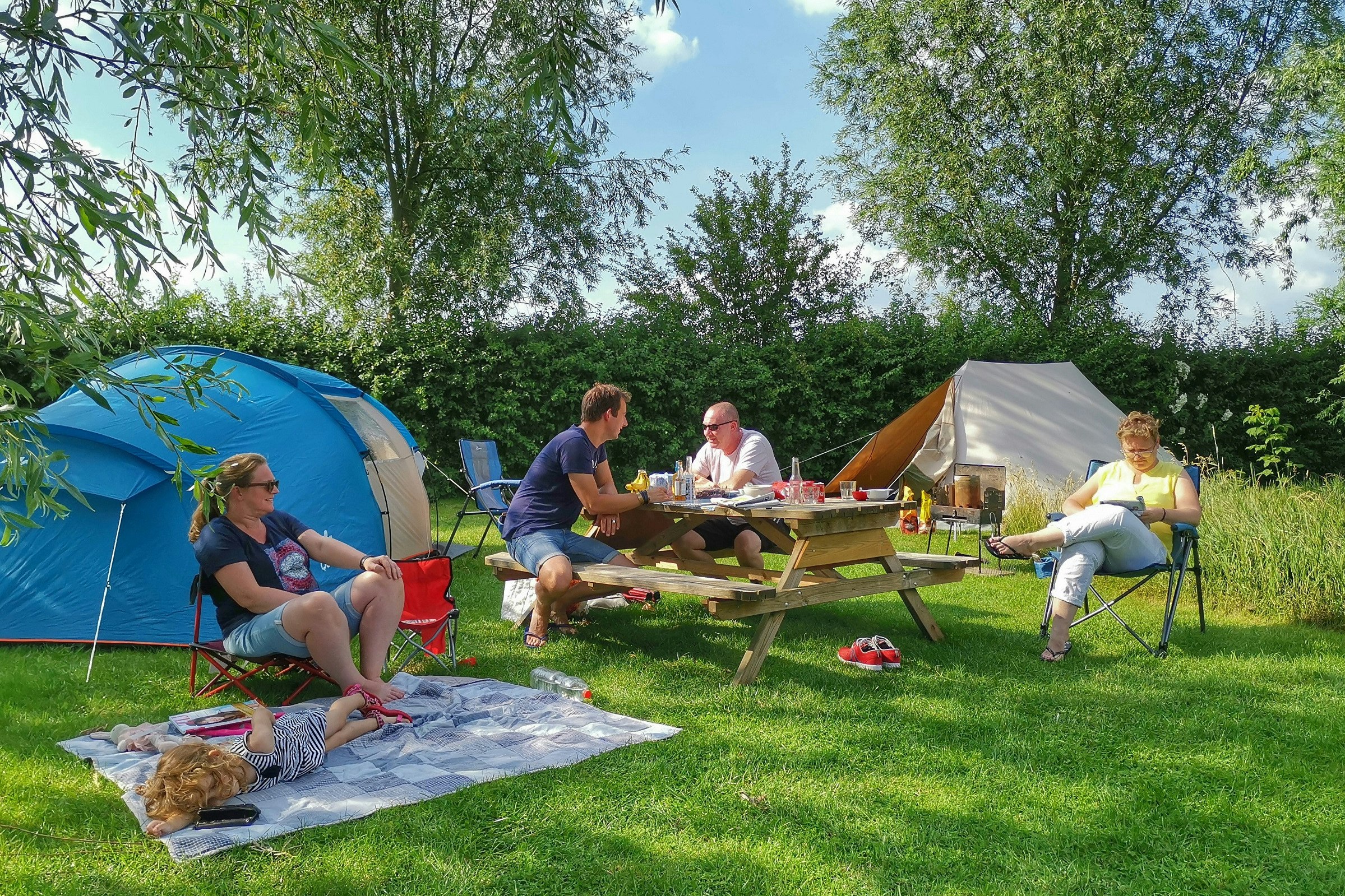 Natuurkampeerterrein De Maasakker - Camper vor Zelten beim Picknicken