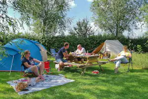 Natuurkampeerterrein De Maasakker - Camper vor Zelten beim Picknicken