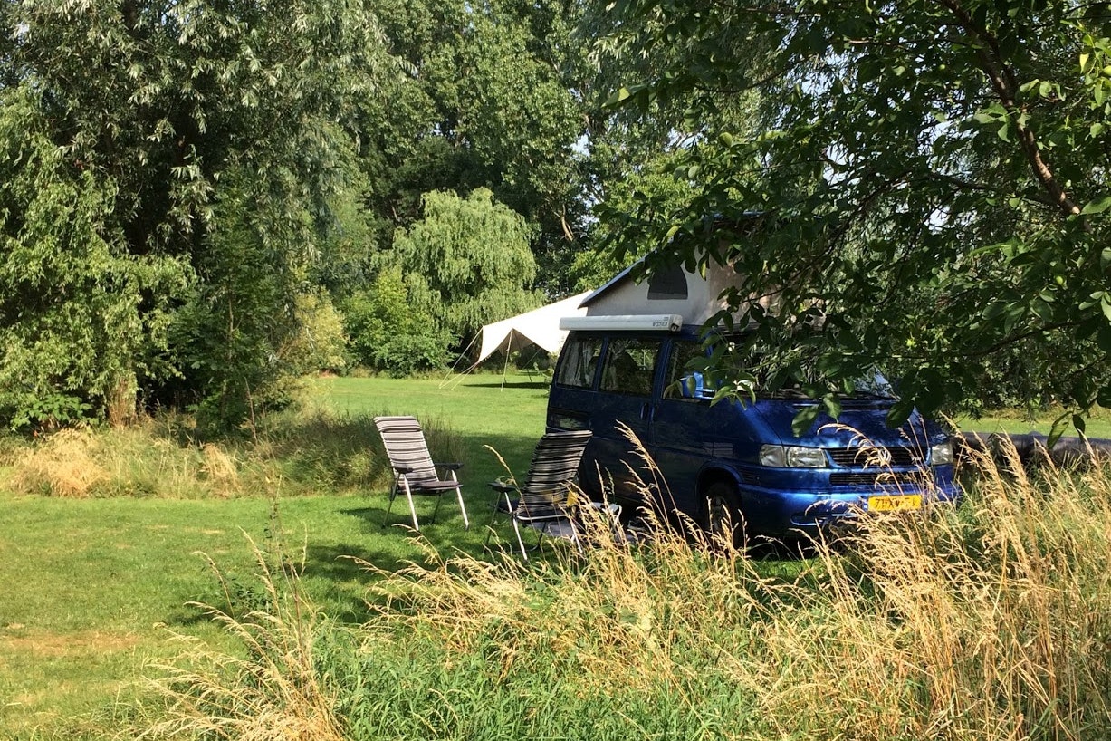 Natuurkampeerterrein De Maasakker - Campervan auf Standplatz