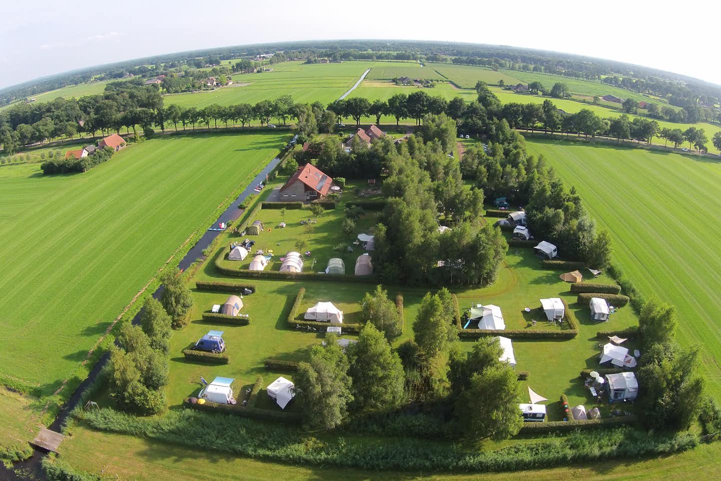 Natuurkampeerterrein De Rietkraag - Luftaufnahme des Campingplatzes umgeben von Feldern