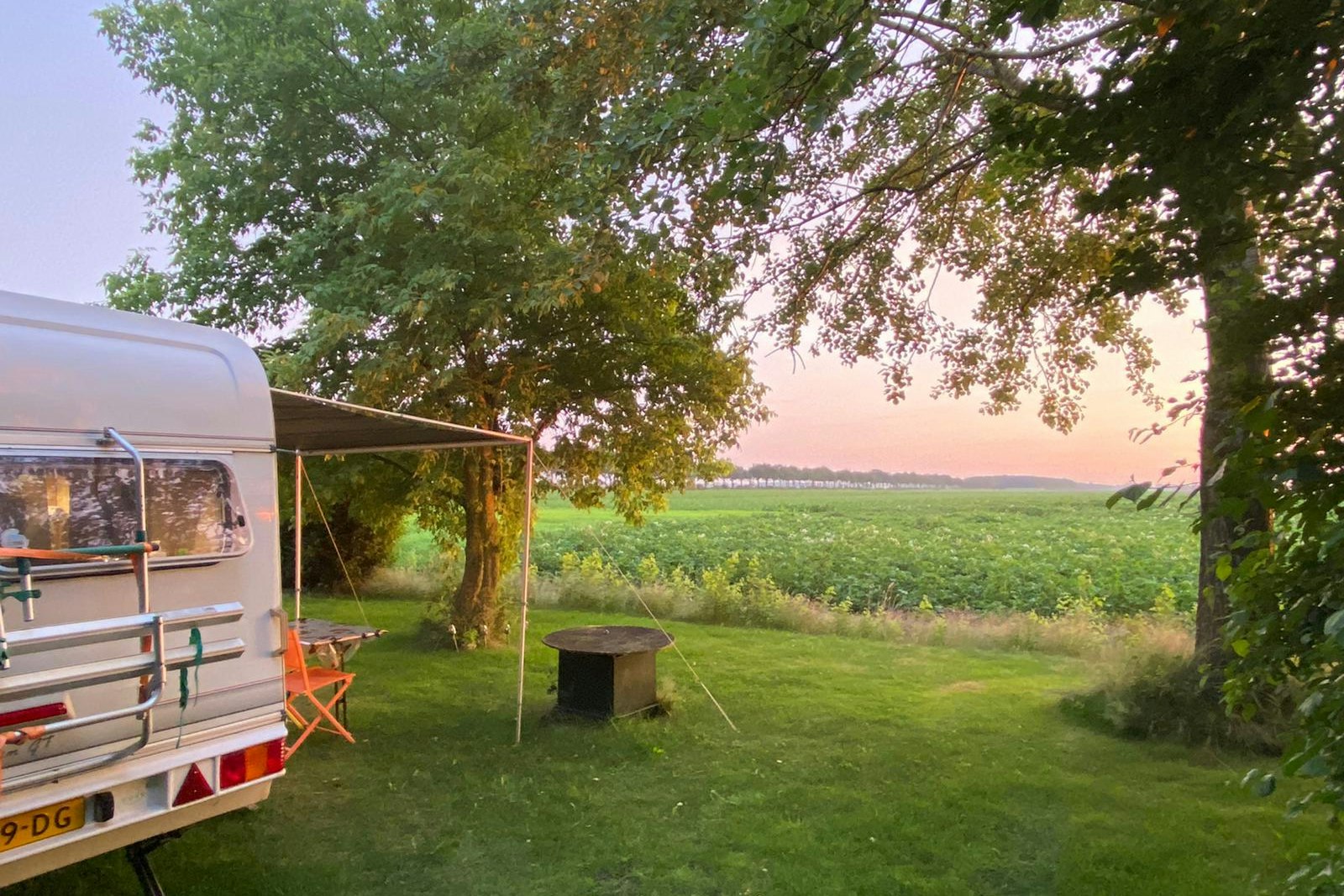 Natuurkampeerterrein Entourage - Wohnmobil- und Wohnwagenstandplätze auf der Wiese