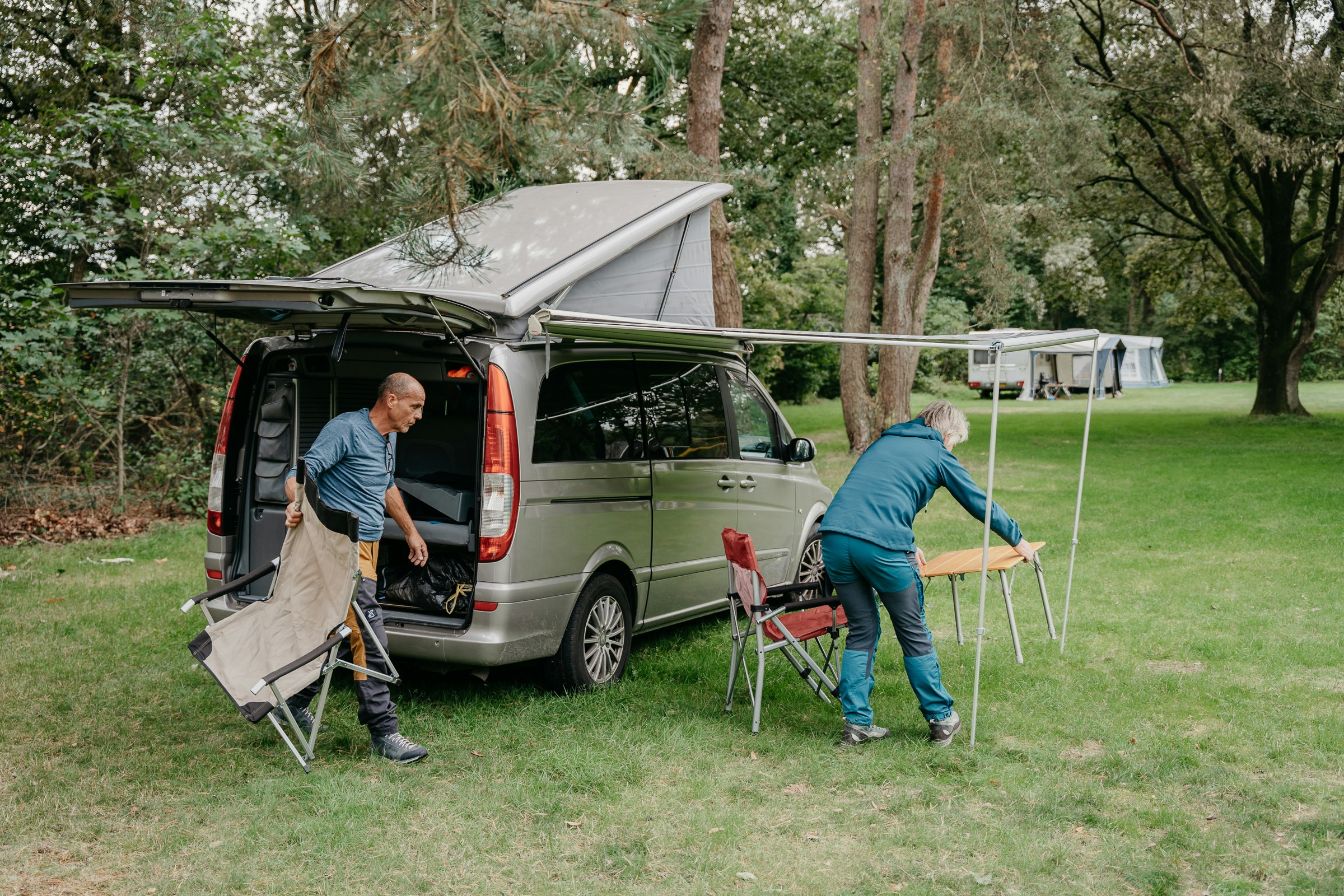 Natuurkampeerterrein Het Hallse Hull - Camper bauen ihren Standplatz auf