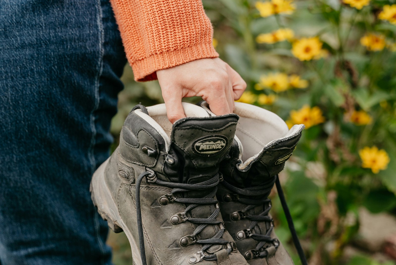 Natuurkampeerterrein Het Hallse Hull - Camperin mit Wanderschuhen auf dem Campingplatz